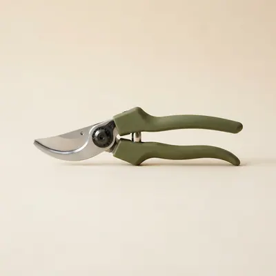 Bypass pruning shears with olive handles